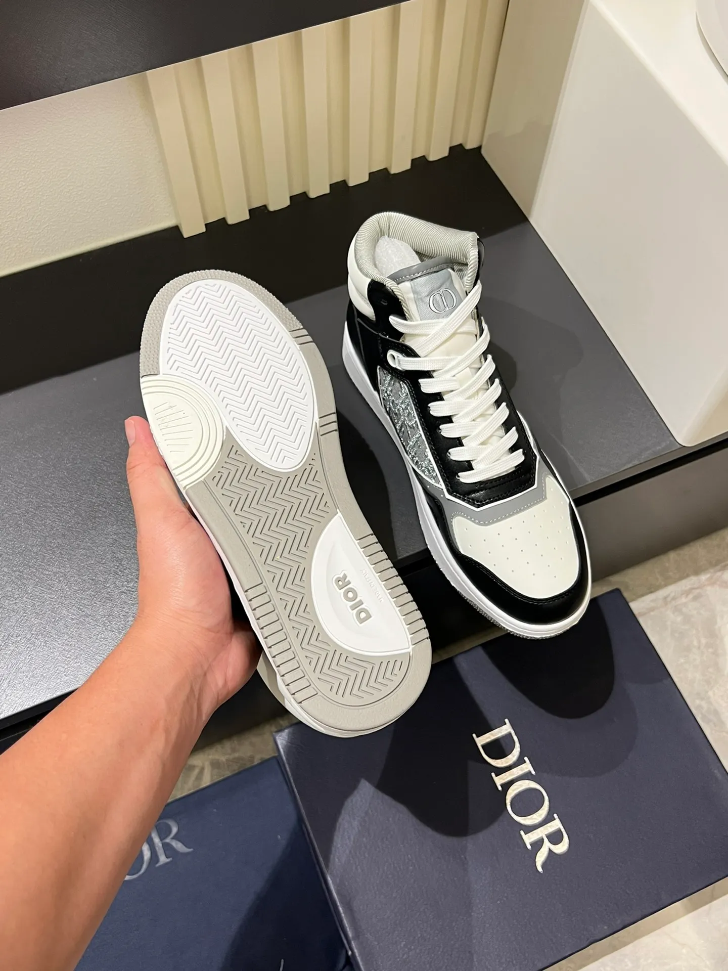 Men's shoes 💰p460 "Dio*" mid-top B27 casual sneakers. This B27 high-top sneaker is a new product in the series and continues Di*r's classic style. Crafted from gray and white smooth calf leather with beige and black Oblique print panels on the sides. The "CD Icon" shaped shoelace eyelets are clever and delicate, and the two-color rubber sole, rear collar and heel are all equipped with the brand's iconic details to enhance the style. Oblique printed straps at the ankle allow for an adjustable fit to complement the overall design. Fashionable and versatile, it can complement any look. Create an exquisite design with unique dynamic vitality and modern atmosphere, presented in low-top and high-top styles. This new must-have shoe adds a new dimension to Dior's archive heritage, embodying modern elegance. Purchase the original version and make it 1:1. If you need top quality, please come to me! Male 38-44!